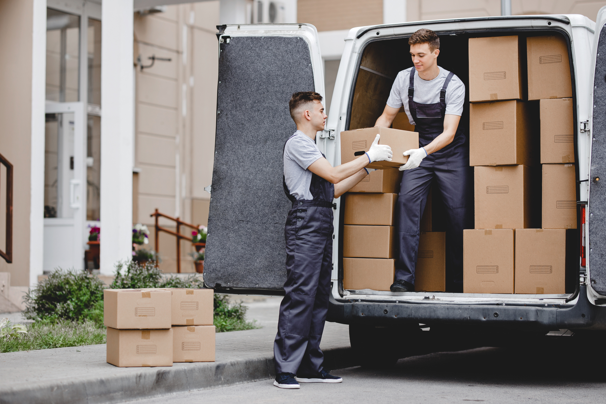 dreamstime_m_138676032 Movers Loading Van